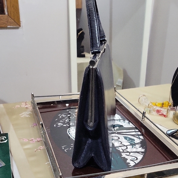 Elegant Black Leather Handbag - Picture 6 of 6